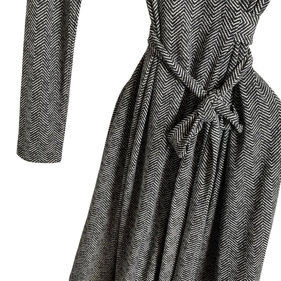 Ann Taylor Black and White Patterned wrap Dress size 4 - Picture 5 of 10